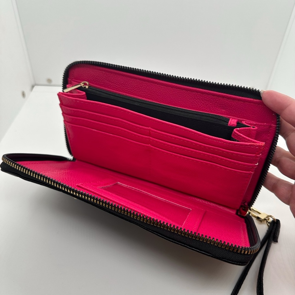 NWOT Betsey Johnson Embossed Lips Print Black Wallet Wristlet - Picture 4 of 5